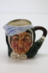 Bela caneca feita em porcelana JAPONESA representando a figura feminina. Medidas: 7x9x6 cm.