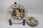 PORCELANA JAPONESA - Conjunto de 1 prato de bolo e de 6 pratos para servir, em porcelana branca, pintados a mão com tema de frutas. Dia. 27 cm e 17 cm.