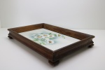 FAIANÇA - Bandeja em faiança policromada com flores ao centro, galeria em madeira. Med. 6x14x28 cm.