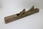 FERRAMENTAS - Antiga plaina em madeira. Med. 62 cm. Com falta na alça. No estado.