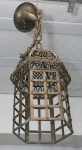LUSTRE - Antiga lanterna em ferro e metal dourado. Med. 37 cm sem a corrente.