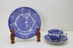 FAIANÇA INGLESA - "Enoch Woods", conjunto de xícara de chá e prato de sobremesa, decoradas com cena de fazendinha. Med. 7x9,5 cm, 14 cm e 20 cm.
