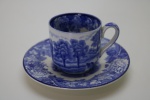 FAIANÇA INGLESA - "Enoch Woods", conjunto de xícara de café e seu respectivo pires, decoradas com cena de fazendinha. Med. 5 cm e 10 cm.