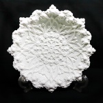 PORCELANA - MEISSEN - Fruteira em porcelana branca com trabalho em relevo e borda recortada. Med. 5x28 cm.