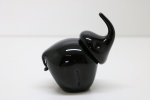ESCULTURA - Miniatura em vidro, representando elefante. Alt. 7 cm.