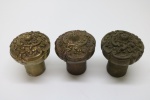 DIVERSOS - Lote de 3 puxadores em bronze, decorado com relevo floral. Med. 7x6 cm.