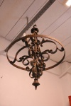 DIVERSOS - Antigo paneleiro suspenso em ferro batido decorado com arabescos. Med. 75x53 cm.