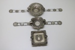 PRATA DE LEI - Lote de 3 cinzeiros feitos a partir de moedas de prata, sendo 2 com correntes. Maior 14 cm e menor 10 cm. Peso total 544 grs. PEÇA NÃO EXPOSTA NO LEILÃO, A MESMA ENCONTRA-SE NO COFRE DO BANCO.