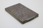 PRATA DE LEI - Cigarreira lavrada e cinzelada com flores e volutas, teor 800 mls. Med. 13x8 cm e peso 141 grs. Acompanha estojo. PEÇA NÃO EXPOSTA NO LEILÃO, A MESMA ENCONTRA-SE NO COFRE DO BANCO.