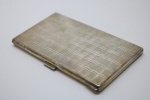 PRATA DE LEI - Cigarreira lavrada e cinzelada, teor 800 mls. Med. 14x8 cm e peso 191 grs. Acompanha estojo.  PEÇA NÃO EXPOSTA NO LEILÃO, A MESMA ENCONTRA-SE NO COFRE DO BANCO.