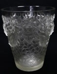 LALIQUE - Vaso em cristal frances, decorado em satiné com rostos e folhas em relevos, Med. 20x18 cm. Assinado. Leves bicados.