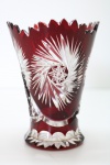 CRISTAL - Lindo vaso floreira em double cristal, ricamente lapidado no padrão estrela, borda recortada. Alt. 12,5 cm.