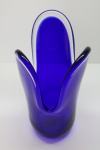 MURANO - Vaso floreira em vidro Murano na cor azul com borda recortado. Alt. 32 cm.
