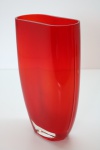 MURANO - Vaso floreira em vidro Murano na cor vermelho, base incolor. Alt. 22 cm.