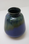 CERÂMICA - Vaso floreira em cerâmica pintado em tom azul, estilo marmorizado. Alt. 16 cm.