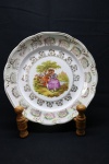 PORCELANA - Belo prato em porcelana nacional SHIMITD, ricamente decorado com cena galante ao centro e detalhes dourados. Dia 25 cm.