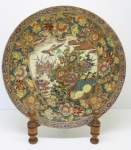 PORCELANA ORIENTAL - Prato decorativo, ricamente decorado, com pinturas a mão, policromado, ao gosto SATSUMA.