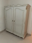 MOBILIÁRIO - Guarda roupa em madeira nobre, Chipandelle, patinada e com detalhes dourado. 192x158x62 cm.