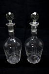 CRISTAL - Par de licoreiras em cristal lapidados, decorado jateado. Alt. 20 cm.