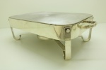 METAL - Rechaud retangular em metal espessurado a prata, com chapa de alumínio. Med. 12x43x24 cm.
