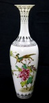 PORCELANA - Vaso floreira em finíssima porcelana, casca de ovo, decorado com pintura policromada de faisões e flores. Alt. 32 cm.