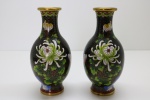 CLOISSONE - Par de vasos clossoines, ricamente decorado em policromia. Alt. 16 cm.