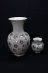 PORCELANA EUROPÉIA - Lote de 2 vasos floreiras em porcelana Bavaria, Alemanha, em tom marfim, decorado com delicada policromia floral. Perfeito estado. Med. maior 25 cm e menor 10 cm.