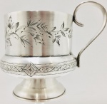 PRATA DE LEI - Linda caneca em prata contrastada, lavrada e cinzelada com motivos florais e geometricos. Med. 9x8 cm e peso 129 grs.  PEÇA NÃO EXPOSTA NO LEILÃO, A MESMA ENCONTRA-SE NO COFRE DO BANCO.