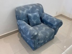 MOBILIÁRIO - Poltrona Berger estofada em tecido no tom azul. Med. 75x80x90 cm.