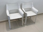 MOBILIÁRIO - Par de cadeiras de braço, estofadas em couro branco. Med. 82x59x50 cm.