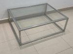 MOBILIÁRIO - Mesa de centro com estrutura em alumínio e tampo de vidro. Med. 35x100x80 cm.