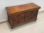 MOBILIÁRIO - Belo baú em madeira nobre, almofadada com 2 portas. Med. 56x100x39 cm.