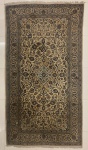 TAPETE - Tapete oriental, policromado, cor cinza e azul. Med. 268x147 cm.