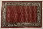 TAPETE - Lindo tapete em lã multicolorido, cor predominante vermelha. Med. 183x127 cm.