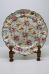PORCELANA - Grande prato decorado com flores. Dia. 31 cm.