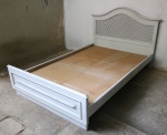MOBILIÁRIO - Cama de solteiro em madeira nobre, cabeceira com detalhe em treliça, patinada e com detalhes dourado.
