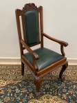 MOBILIÁRIO - Cadeiras de braço estofado verde. Med. 117x50x57 cm.