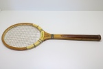 ESPORTE - Raquete de tênis em madeira. Anos 60. China. Alt. 69 cm.