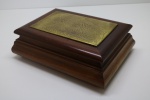 DIVERSOS - Caixa porta jóias em madeira nobre com tampa em metal. Med. 8x25x17 cm.