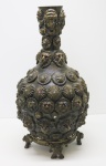 BRONZE - Antigo jarro de bronze com aplicações de medalhões  e pedras. Acompanha base. Alt. 33 cm.
