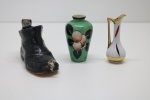 COLECIONISMO  Miniaturas - Vaso e jarro em porcelana francesa, pintadas a mão e bota com gato e rato, inglês. Alt. 10 cm.