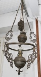 LUSTRE - Antigo lustre em ferro estilo lampiãao com contra peso no centro. Não possui cupula. No estado. Med 120 cm.