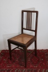 MOBILIÁRIO - Par de cadeiras em madeira nobre com assento em palhinha natural e enconsto ripado. Med. 89x36x41 cm.