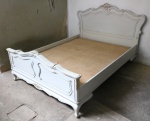 MOBILIÁRIO - Cama de casal em madeira nobre, Chipandelle, patina e com detalhes dourado, Belo florão central entalhado. Med. 118x200x148 cm.
