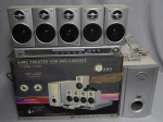 Home Theater com DVD Karaokê, 5 caixa de som, 1 subwoofer e 1 aparelho de dvd/karaokê. Fabricante AIRSTAR, modelo A-5702. Não testado e sem garantia de funcionamento.