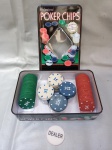 Caixa com 100 fichas plásticas para jogo de pôquer, valores 1 - 5 - 10 e 25. Caixa de metal. 5 x 19 x 11cm.