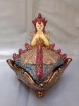 Caixa porta joias, faiança policromada no padrão oriental, tampa na forma de Imperatriz chinesa. Alt. 19 x base 14 x 14cm.