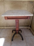 Mesa de bar, madeira brasileira, pés de ferro patinado, tampo de mármore. Necessita pequeno reparo na fixação dos pés. 75 x 50 x 50cm.