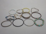 Doze pulseiras confeccionadas em materiais diversos.