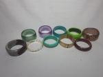 Dez pulseiras confeccionadas em acrílico de diversas cores.